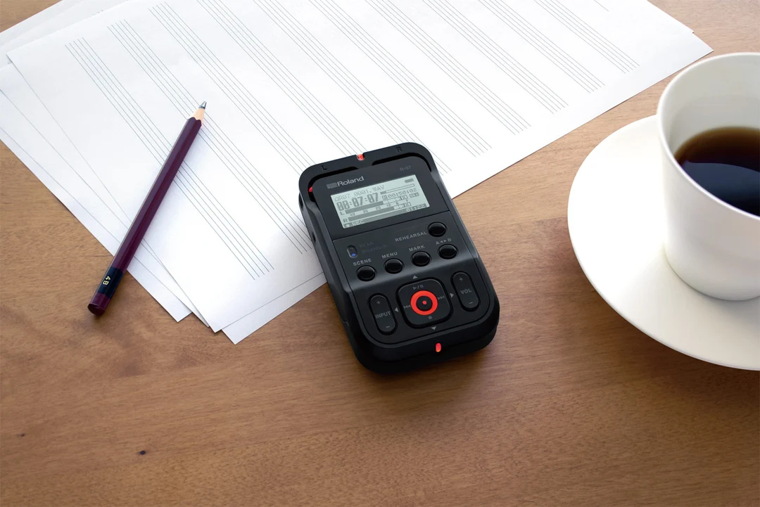 broland-r-07-bk-gravador-profissional-audio-para-reportagem-com-mini-coluna-e-bluetooth-controlo-remoto-com-app-best-seller-b_6ac8e08a4bccc.jpg
