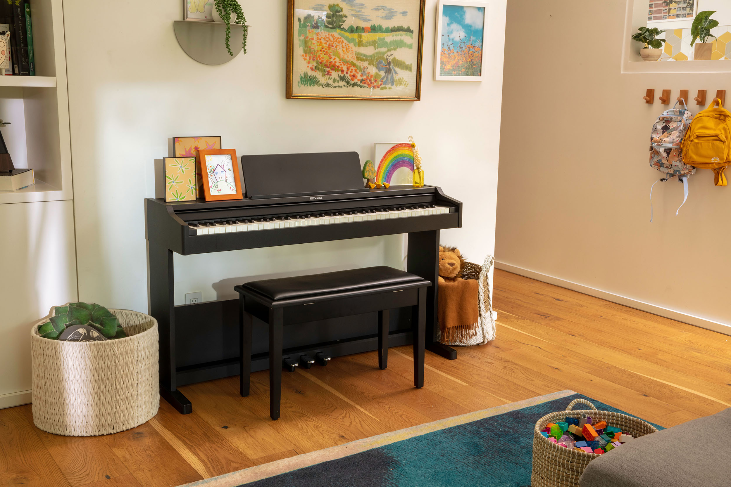 broland-rp107-bkx-com-banco-piano-roland-rpb-100bk-e-auscultadores-roland-rh-5-b_683dc52ec3e78.jpg