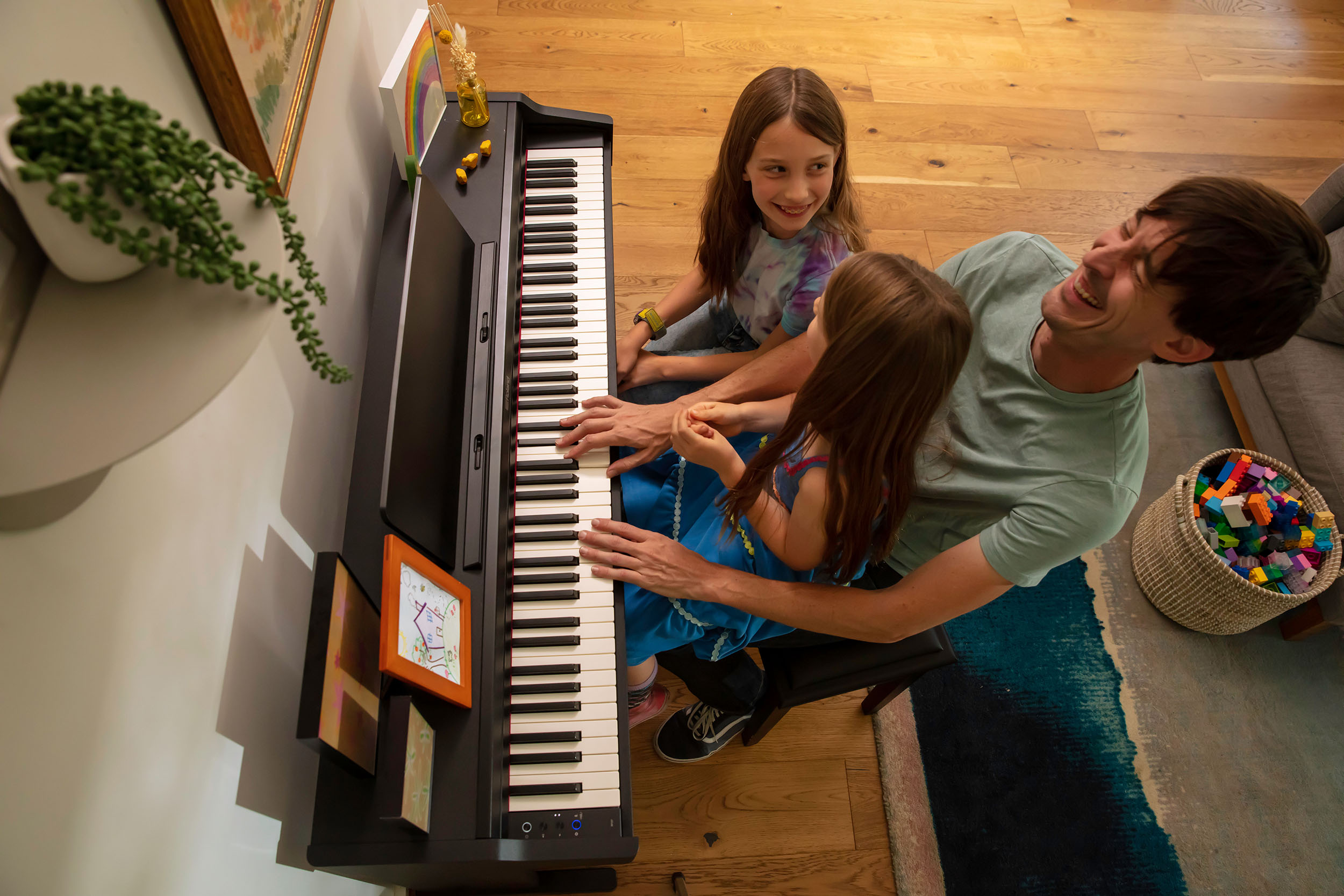 broland-rp107-bkx-com-banco-piano-roland-rpb-100bk-e-auscultadores-roland-rh-5-b_683dc539db48c.jpg