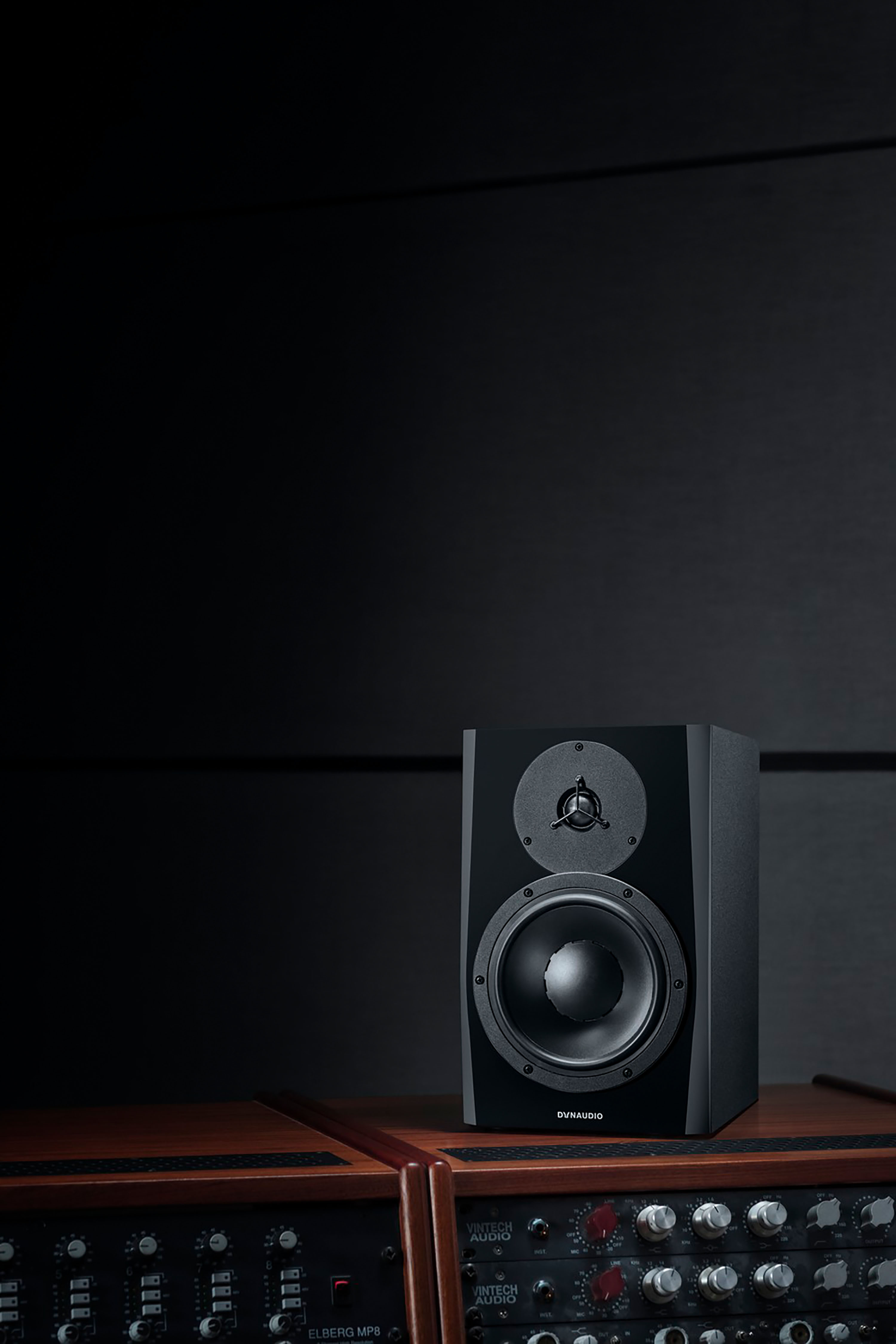 dynaudio-lyd-8-b-b-monitor-de-estudio-de-duas-vias-80-50w-preto_6a2c0f0c07090.jpg