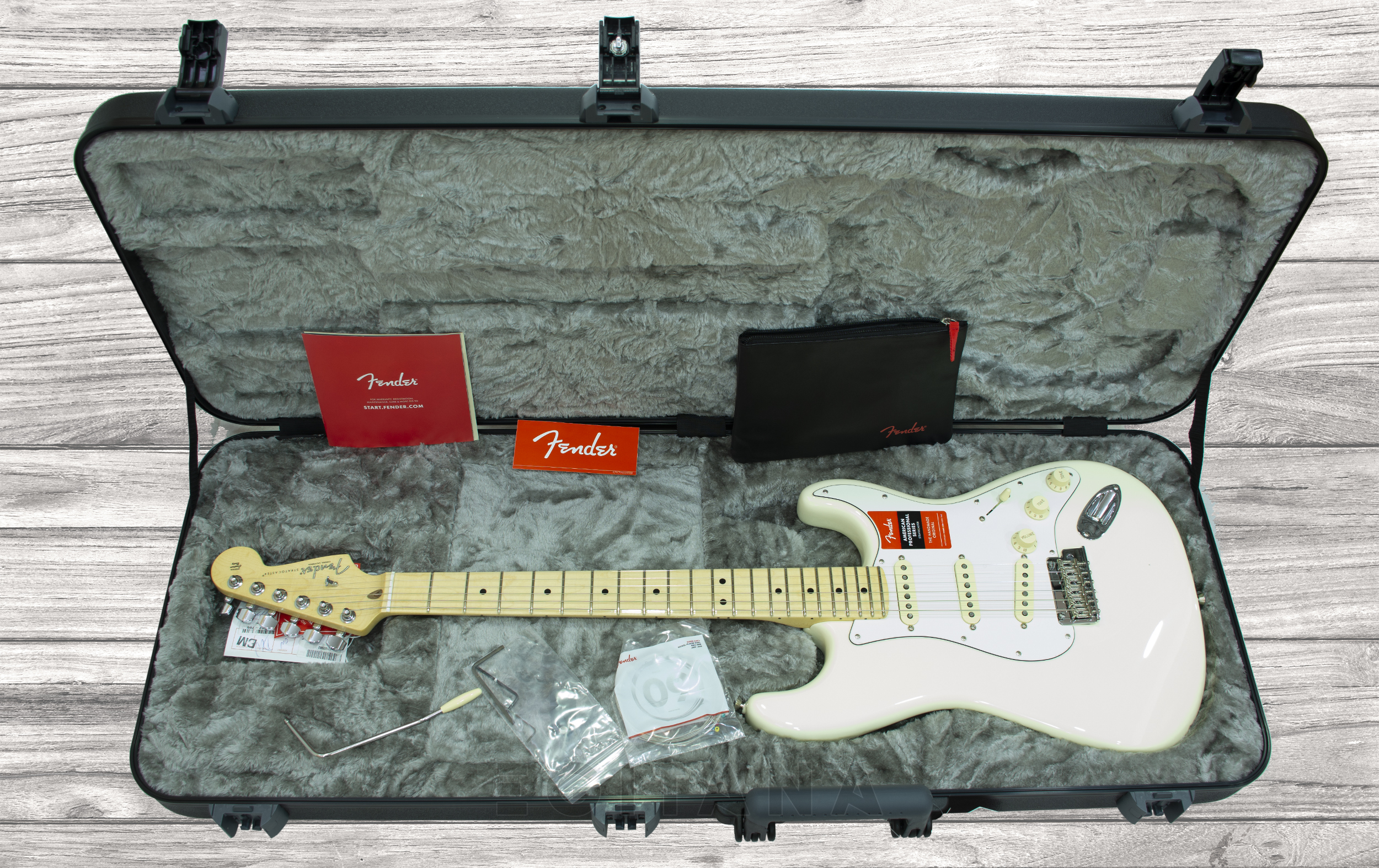 fender-american-pro-stratocaster-mn-olympic-white_5eea1800a6dff.jpg