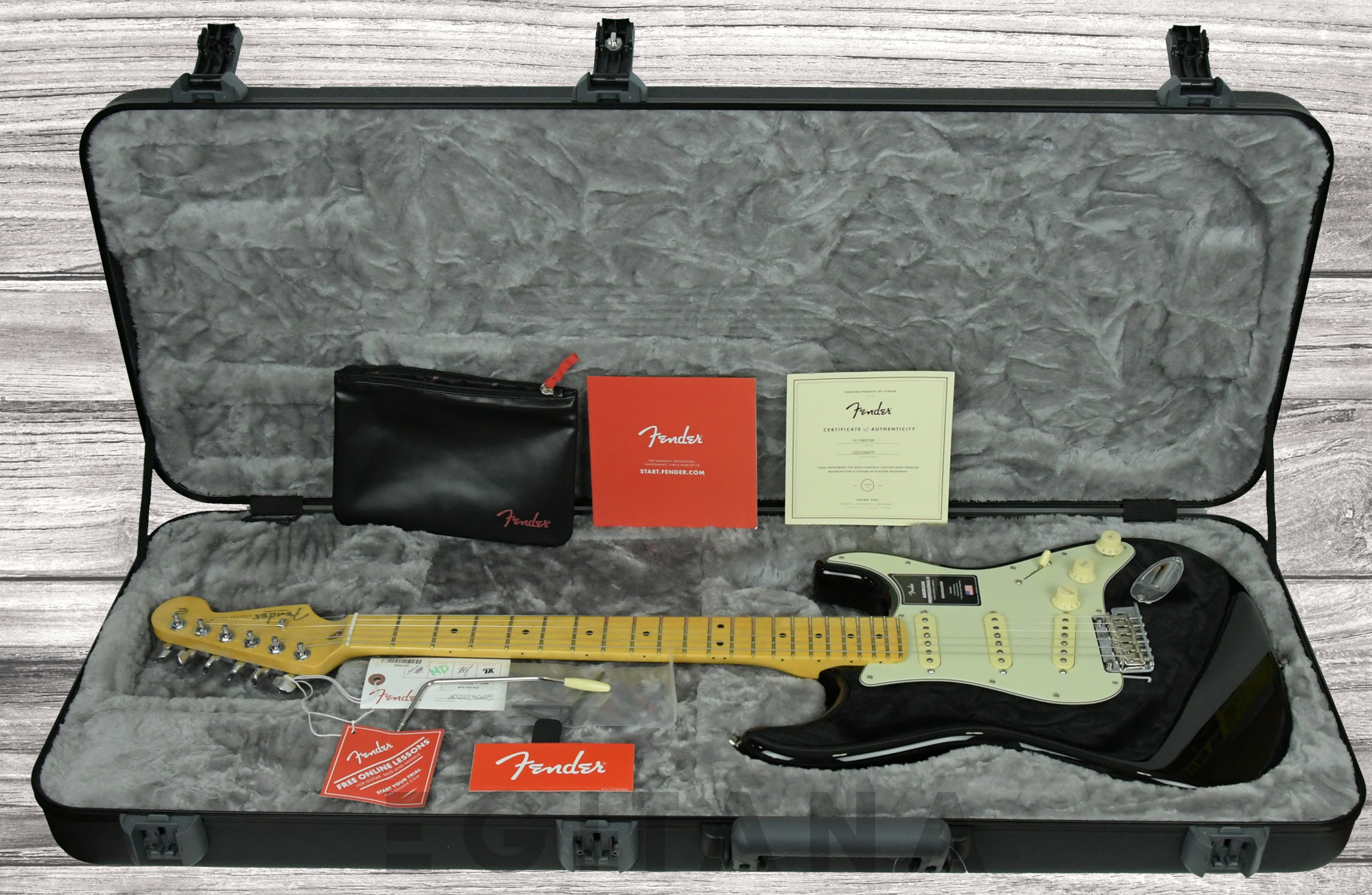 fender-american-professional-ii-maple-fingerboard-black_62307dbc18e79.jpg