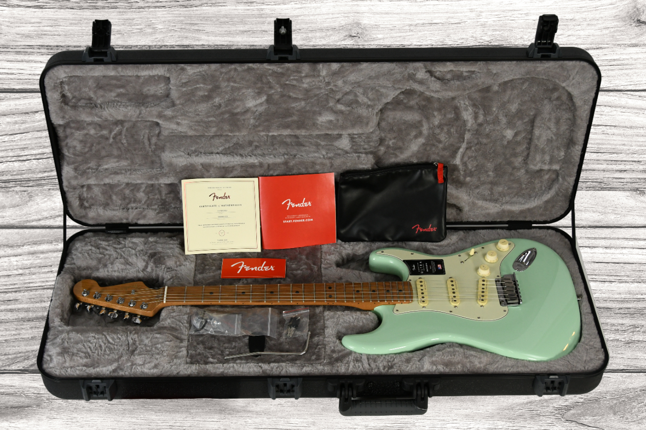 fender-american-ultra-stratocaster-maple-fingerboard-surf-green_66794ae758c90.jpg