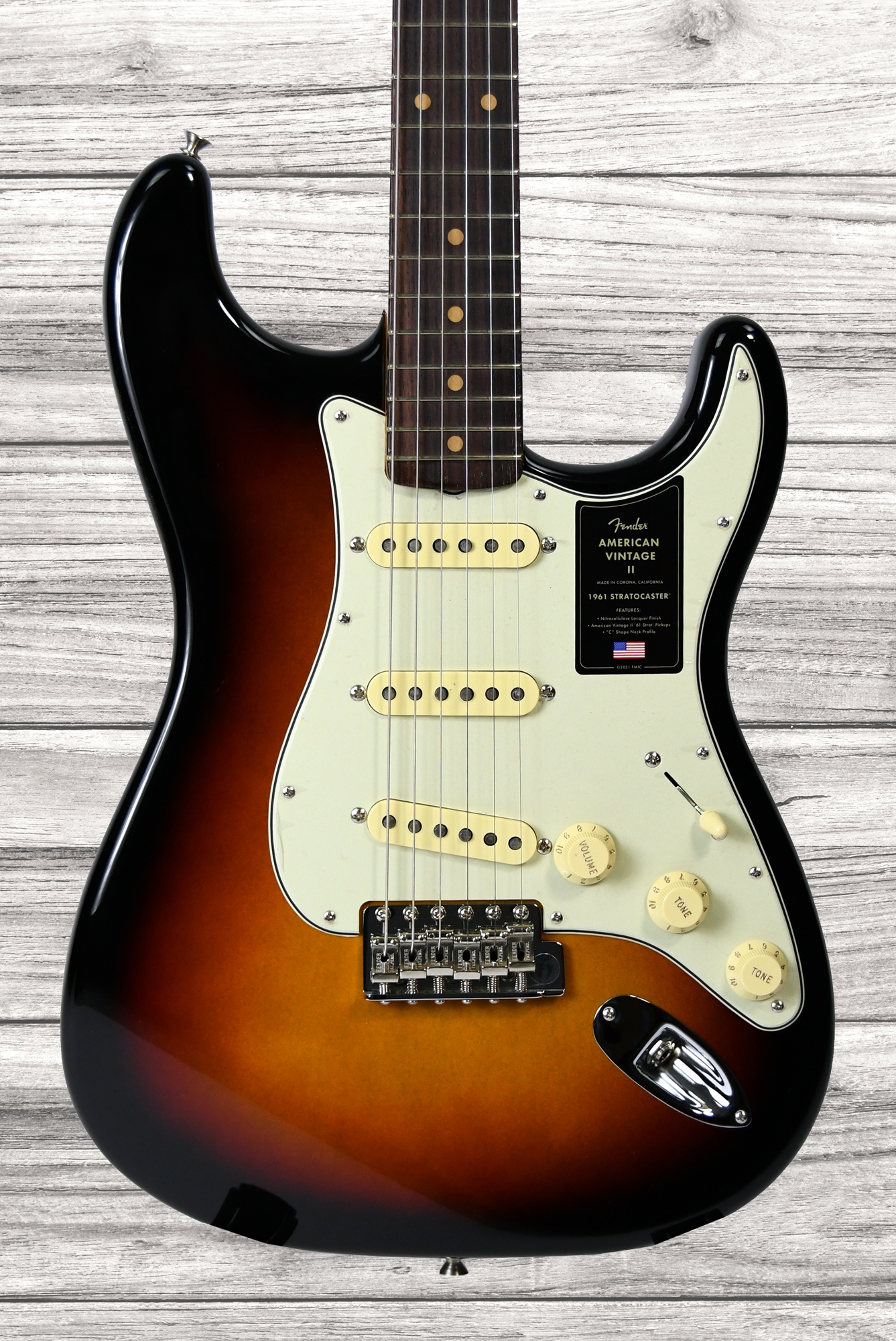 fender-american-vintage-ii-1961-rosewood-fingerboard-3-color-sunburst_6356646398853.jpg