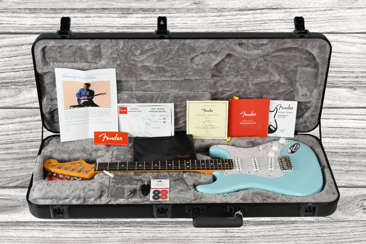 fender-cory-wong-strat-daphne-blue-edicao-limitada_65d778237f63d.png