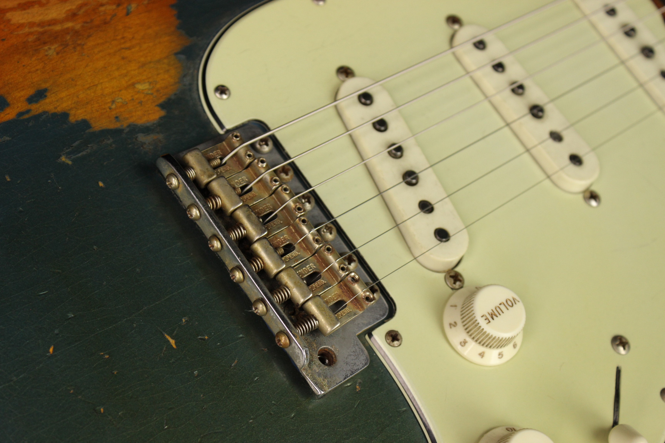 fender-custom-1963-stratocaster-heavy-relic-masterbuilt-dale-wilson_6a33c87131154.jpg