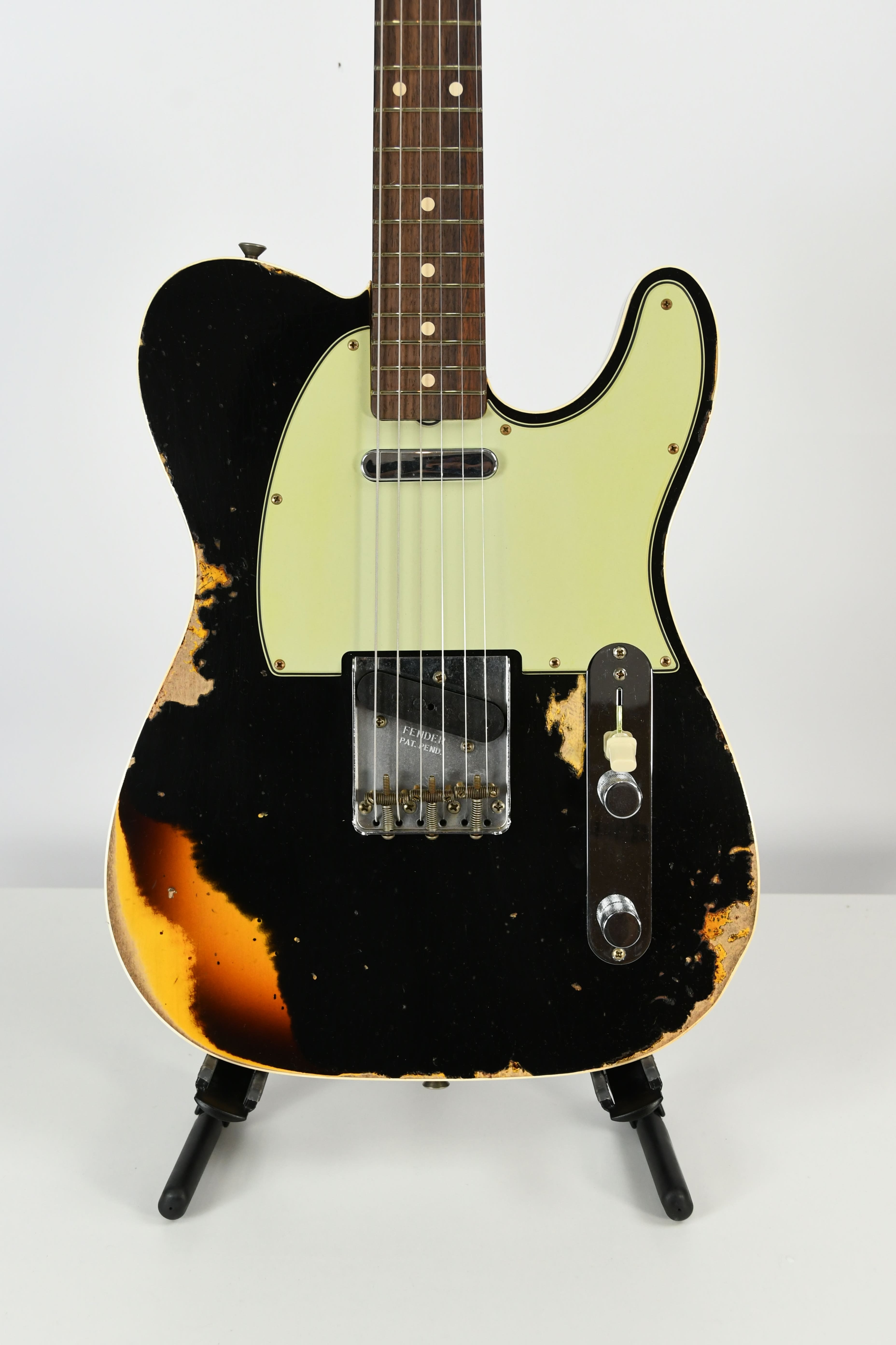 fender-custom-shop-1960-custom-heavy-relic-aged-black-chocolate-3-color-sunburst_66a11353bd8ad.jpg