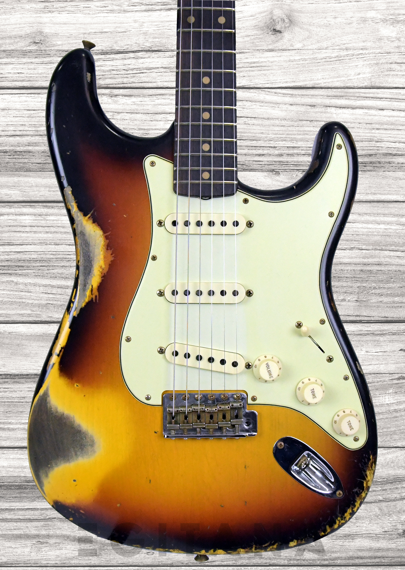 fender-custom-shop-1960-heavy-relic-faded-aged-3-color-sunburst_61a898ea7c27c.jpg