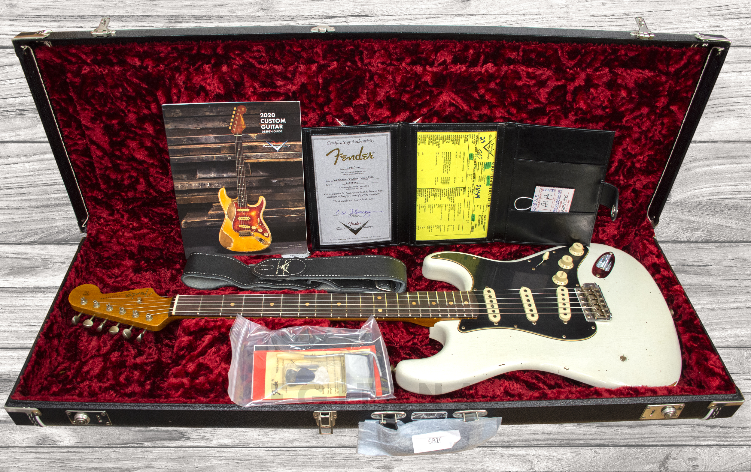 fender-custom-shop-2019-limited-edition-roasted-relic-aged-olympic-white_5f1b060e0ea8b.jpg