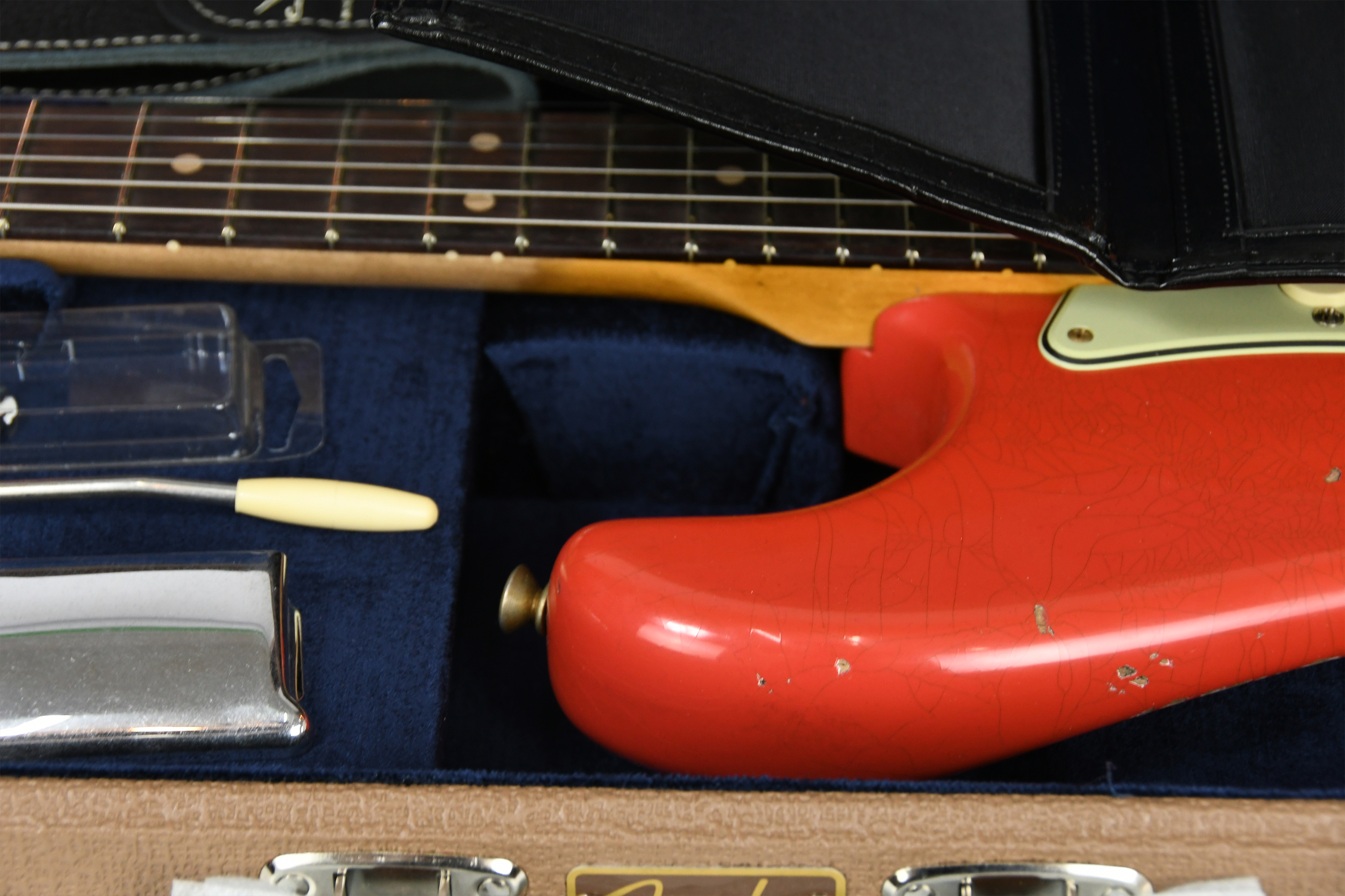 fender-custom-shop-63-stratocaster-heavy-relic-aged-fiesta-red_68fa4136b1605.jpg