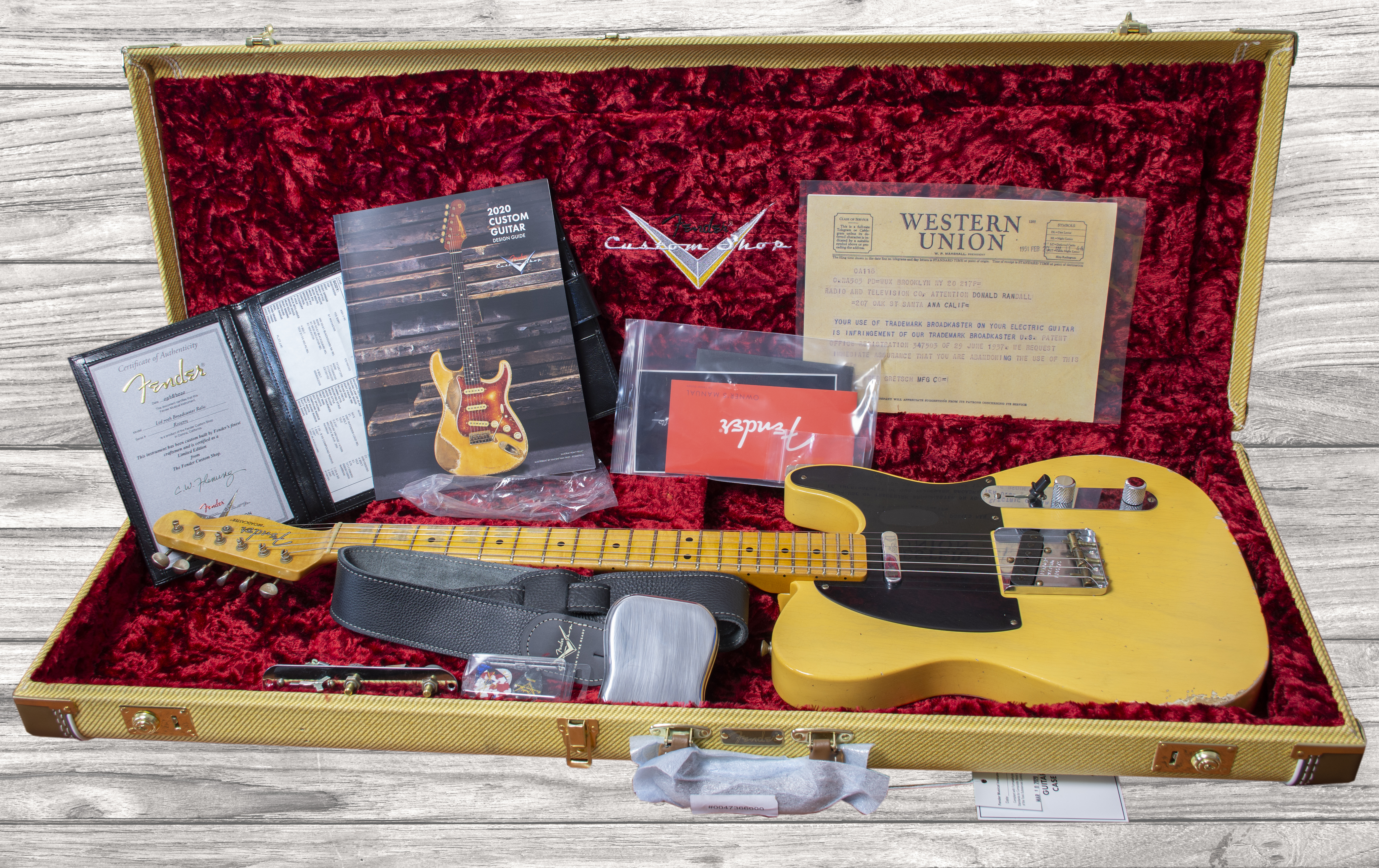 fender-custom-shop-70th-anniversary-relic-broadcaster-aged-blonde_606c875bd94f6.jpg