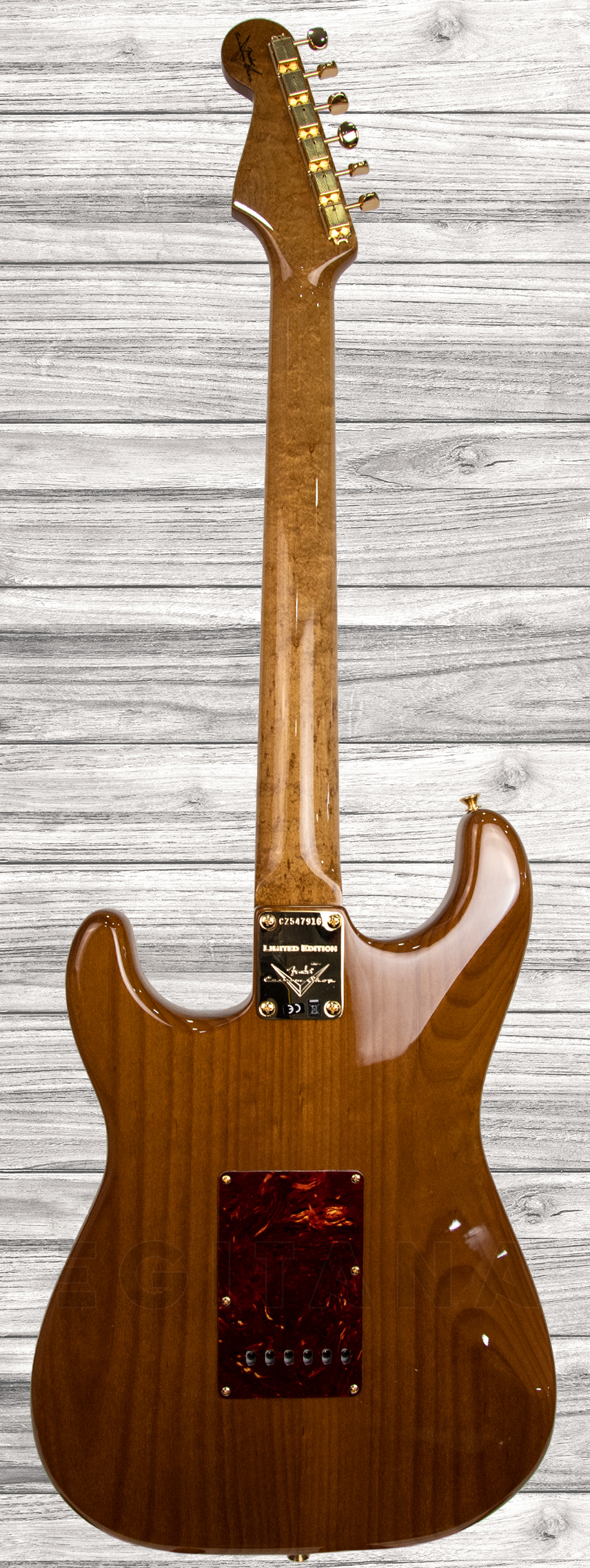 fender-custom-shop-artisan-maple-burl-stratocaster-aged-natural_5f60c6627ea21.jpg