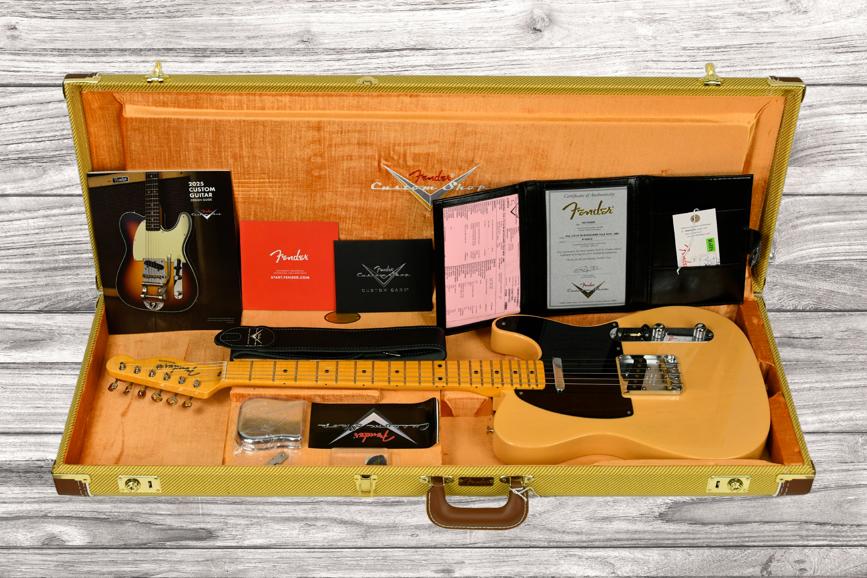 fender-custom-shop-limited-edition-54-telecaster-nocaster-blonde_693176655bead.jpg