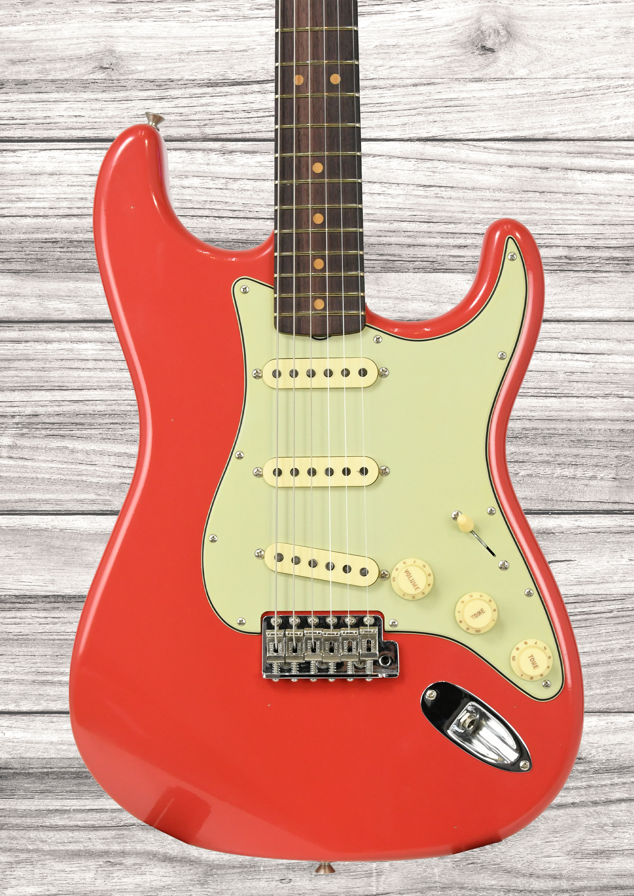 fender-custom-shop-limited-edition-63-stratocaster-journeyman-relic-aged-fiesta-red_694ab72fb875c.jpg