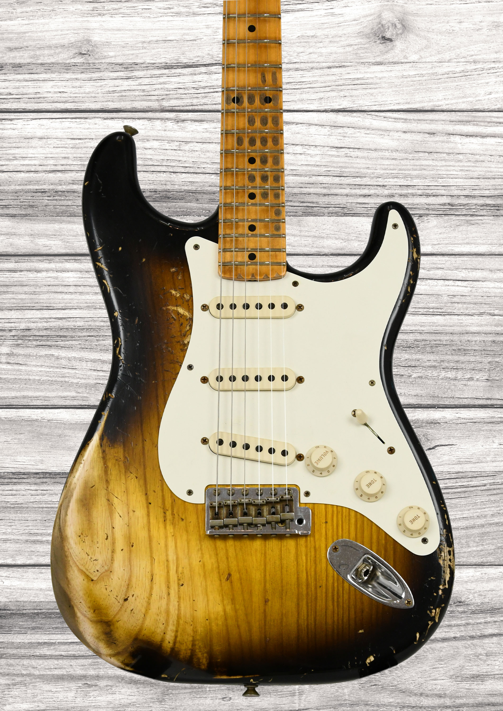 fender-custom-shop-stratocaster-1957-heavy-relic-aged-2-color-sunburst_6a3d4ed89d156.jpg