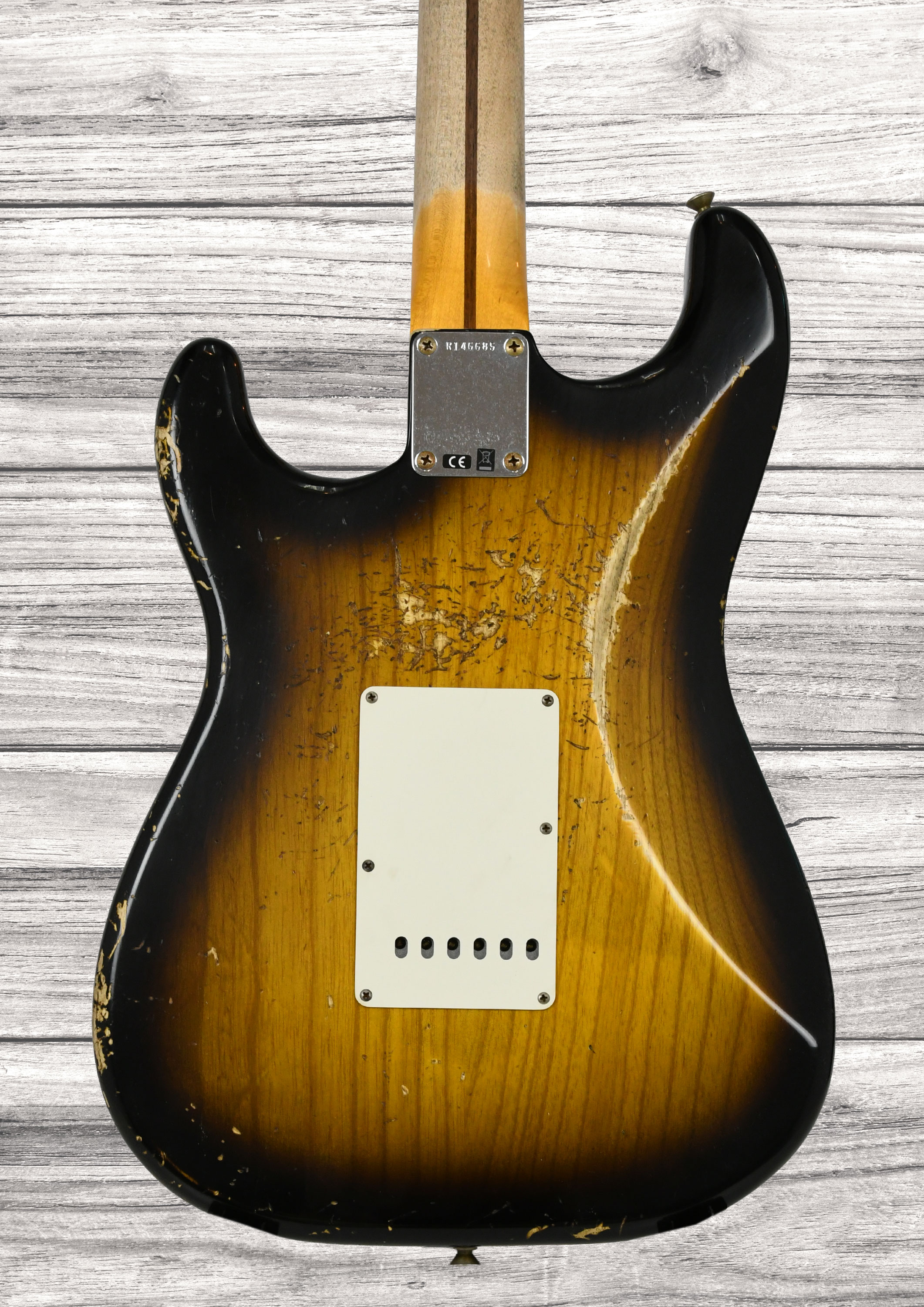 fender-custom-shop-stratocaster-1957-heavy-relic-aged-2-color-sunburst_6a3d4ee2dd3de.jpg