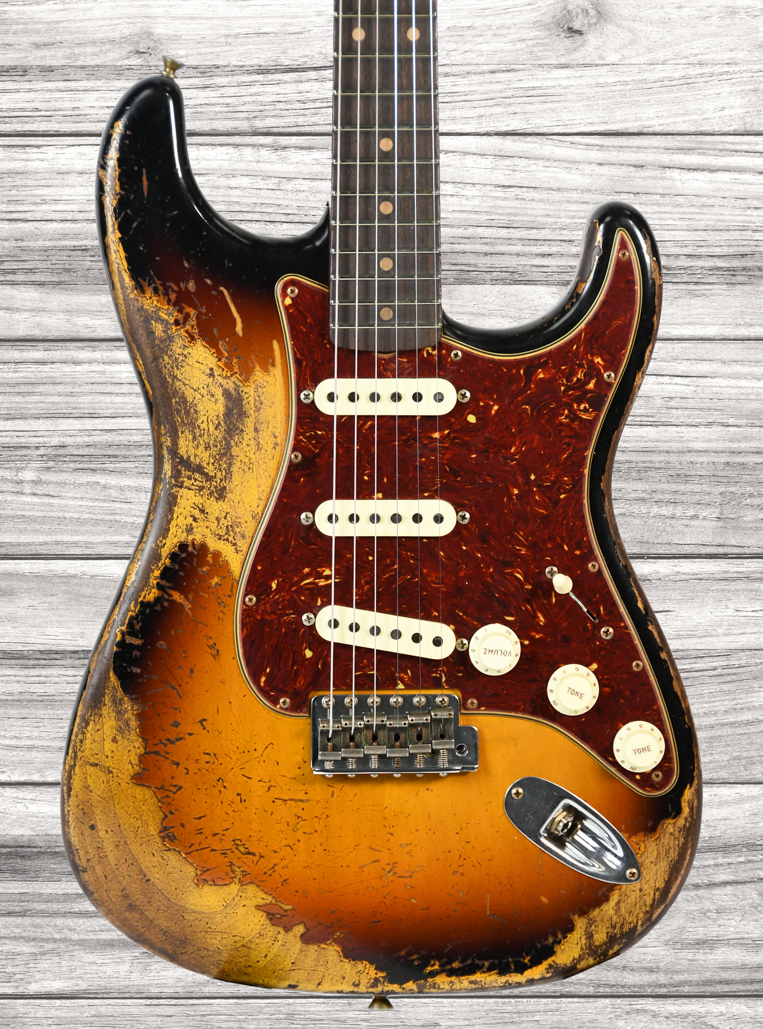 fender-limited-edition-roasted-61-super-heavy-relic-flat-lam-rosewood-fingerboard-aged-3-color-sunburst_63d7d47f01c80.jpg