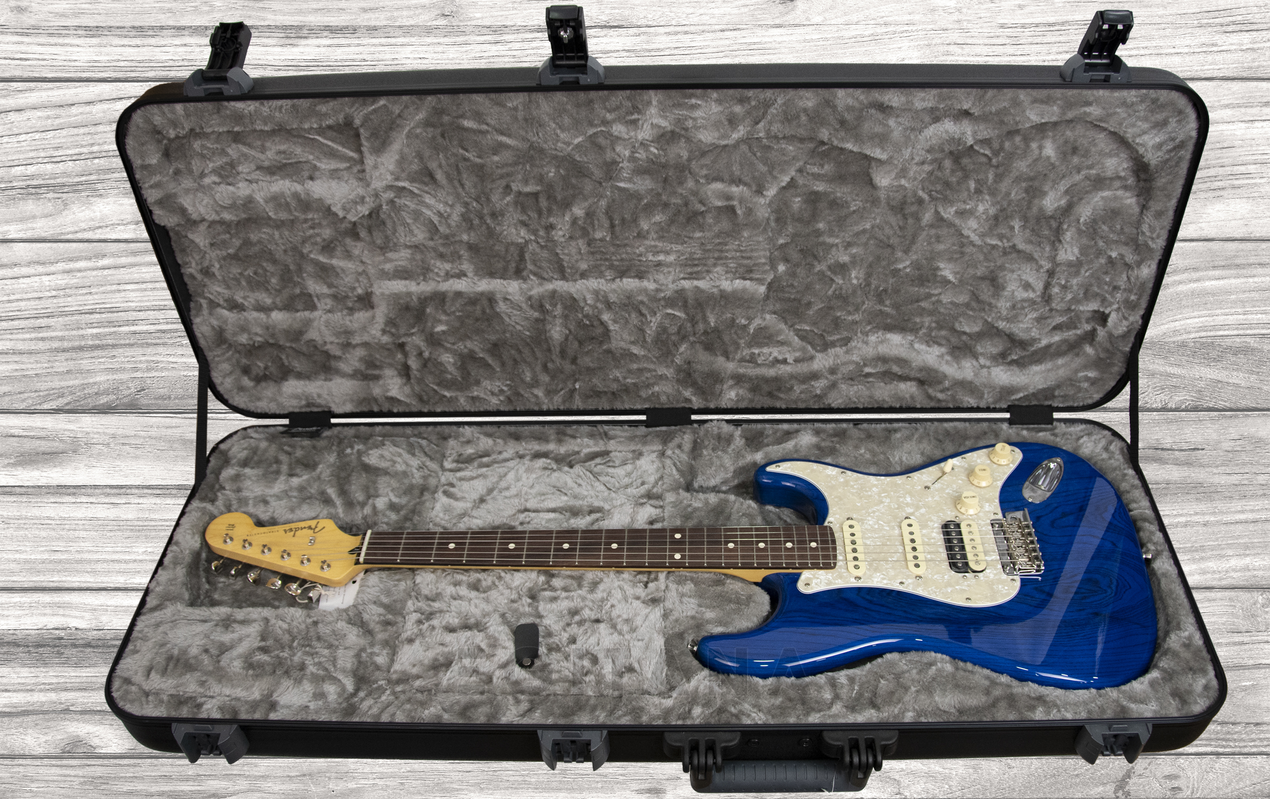 fender-mij-2019-ltd-stratocaster-hss-rw-sapphire-blue-trans_5f3a87ca777d5.jpg