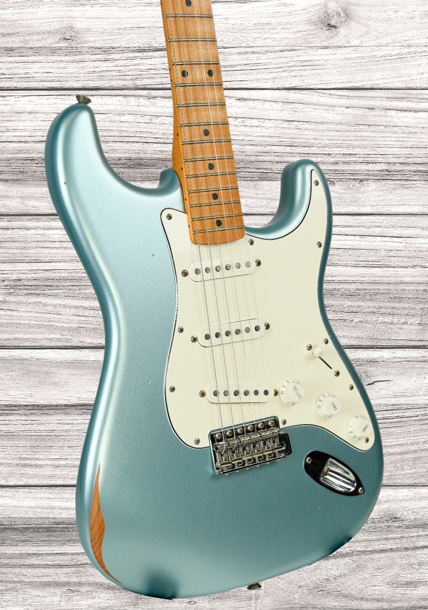 fender-vintera-road-worn-mischief-maker-stratocaster-maple-fingerboard-firemist-silver_66880b10846b2.jpg