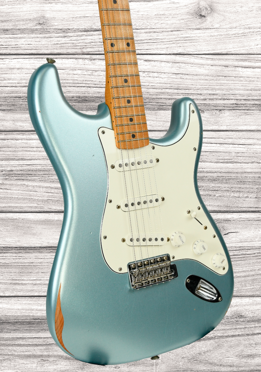 fender-vintera-road-worn-mischief-maker-stratocaster-maple-fingerboard-firemist-silver_66880b10846b2.png