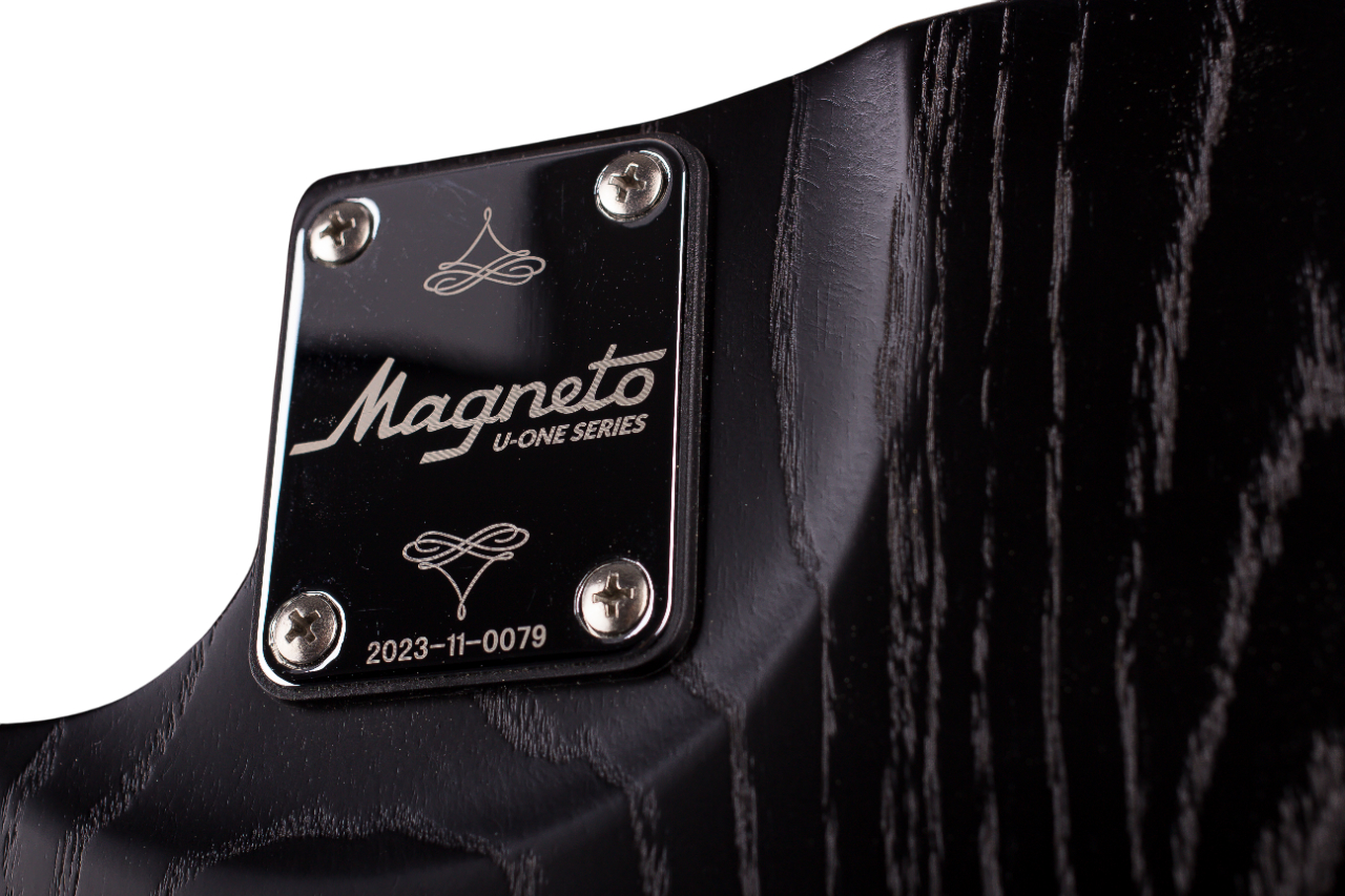 magneto-u-one-u-wave-classic-transparent-black-matte-ash-with-gig-bag_68f60dc68c38e.jpg