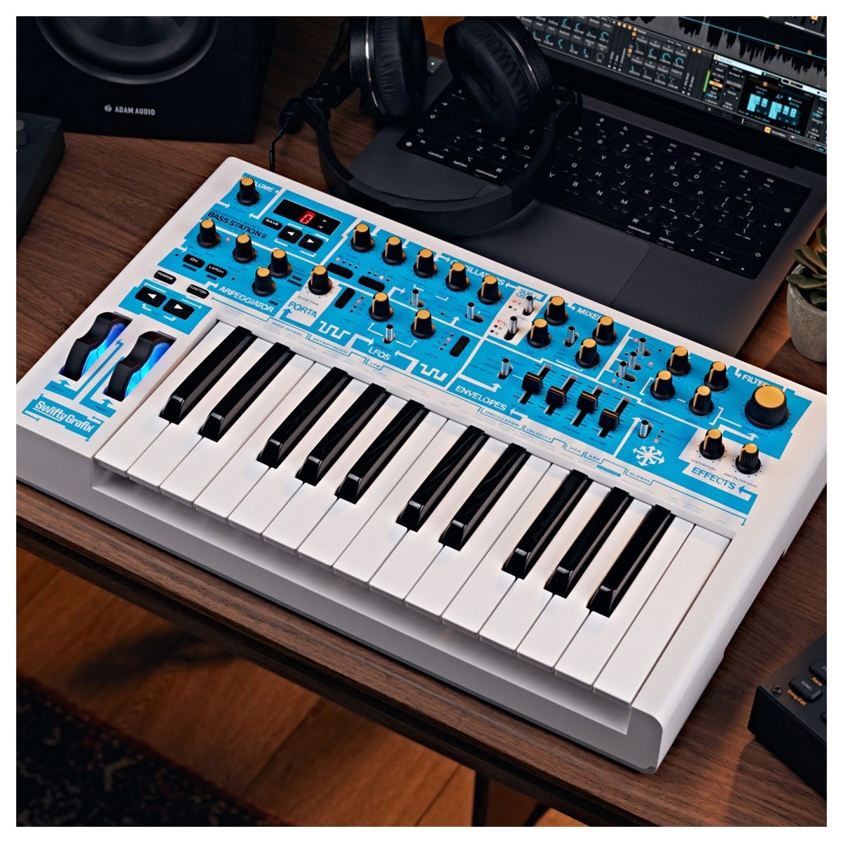 novation-bass-station-ii-swifty-edition_68dbd4c41672e.jpg