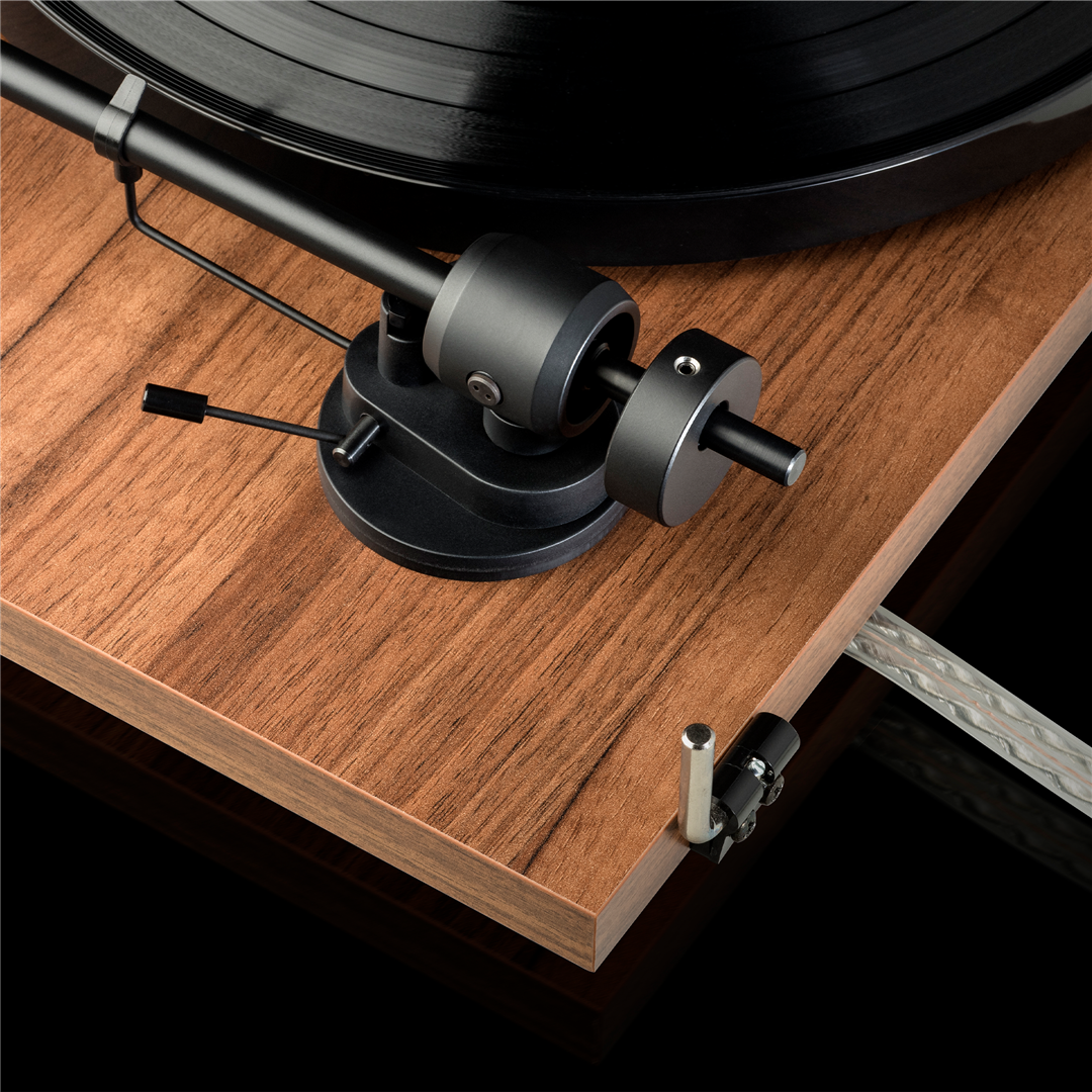 project-e1-phono-black-plug-play-entry-level-turntable-with-built-in-phono-preamp_65c10eb555e05.png