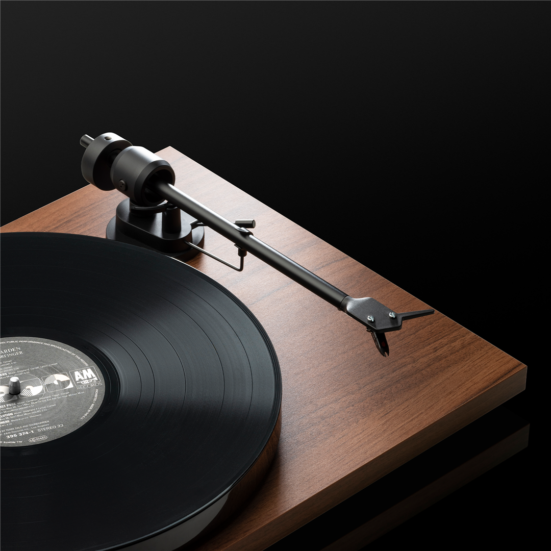 project-e1-phono-black-plug-play-entry-level-turntable-with-built-in-phono-preamp_65c10ebc31950.png